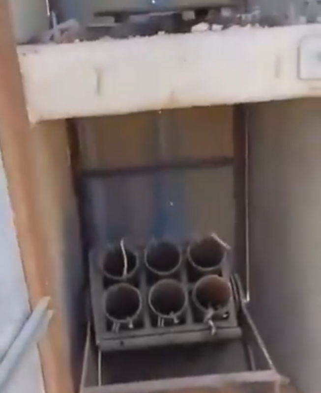 哈瑪斯將許多火箭發射裝置安裝在埃及隔離牆旁。 圖：翻攝自以色列戰爭 X（前推特）帳號