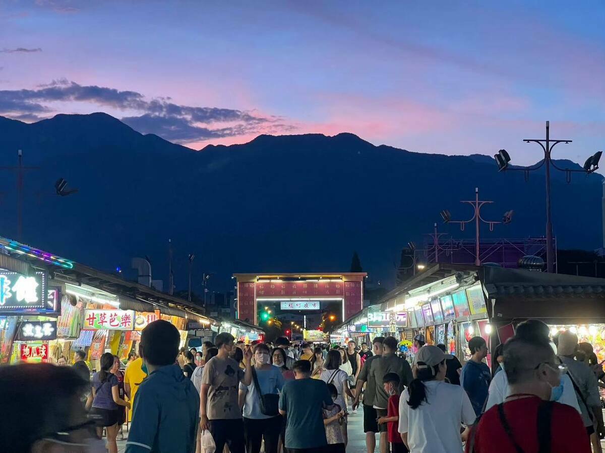為了協助花蓮振興，經濟部串聯當地商圈、街區、市集、夜市和市場等店家，從5月25日到7月底，推出「傳市品牌好市加倍券」優惠方案。 圖：翻攝自徐榛蔚臉書