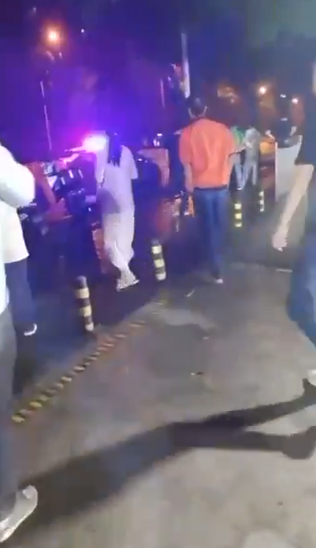 湖南郴州石榴灣公園發生砍人事件。圖為警察與圍觀民眾。 圖：翻攝自清絲老師談治國理政 X（前推特）帳號