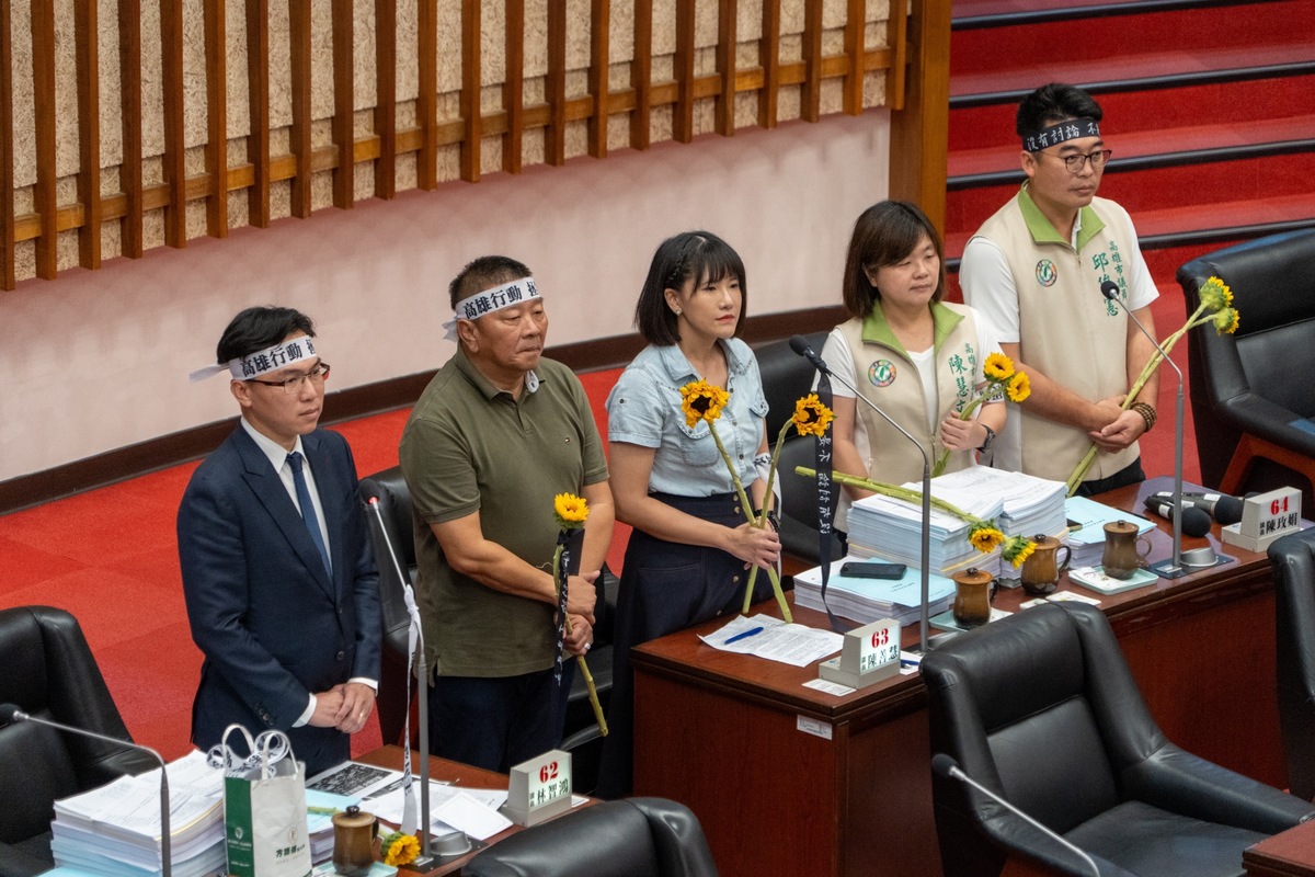 陳慧文(右二)致贈象徵台灣民主精神的野百合與太陽花給國民黨議員。 圖：陳慧文服務處/提供