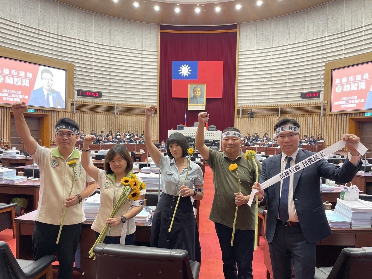 林智鴻(右一)總質詢與同黨議員表達訴求。 圖：林智鴻服務處/提供