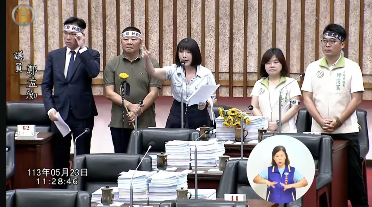 高雄市議會民進黨團批藍白開民主倒車。 圖：高雄市議會民進黨團/提供