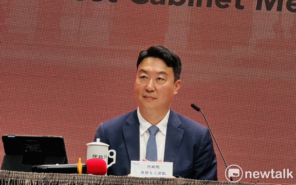 行政院發言人陳世凱主持院會後記者會時轉述新閣揆卓榮泰的談話。 圖：謝莉慧/攝