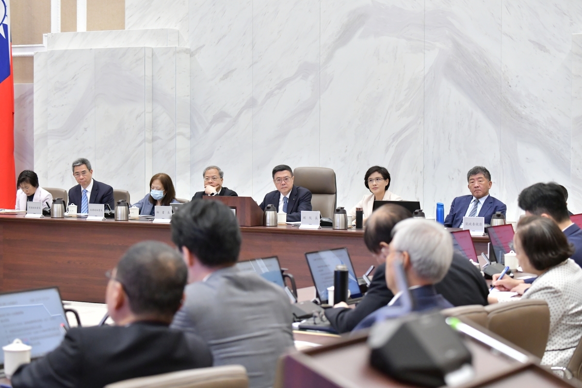行政院長卓榮泰今（23）日於行政院會聽取國家科學及技術委員會「生成式AI對話引擎TAIDE成果」報告。 圖：行政院提供