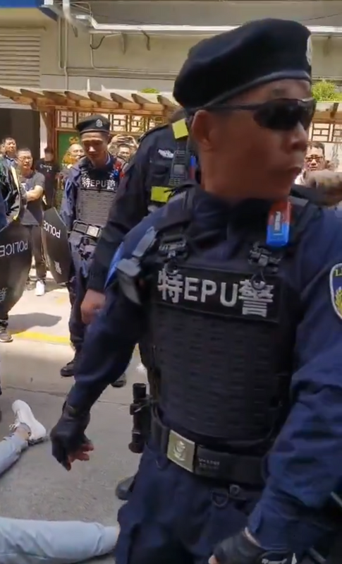 近期位於江蘇無錫的比亞迪工廠禁止加班，引發員工們抗議。圖為鎮壓員工的中共特警。 圖：翻攝自 xiao an X（前推特）帳號