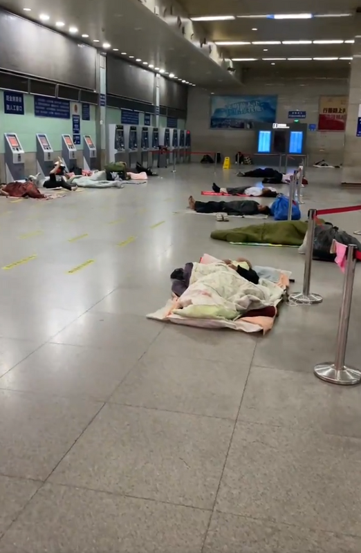 許多貧困的中國百姓為了省住宿費，在南京火車站過活。 圖：翻攝自德潤傳媒 X（前推特）帳號