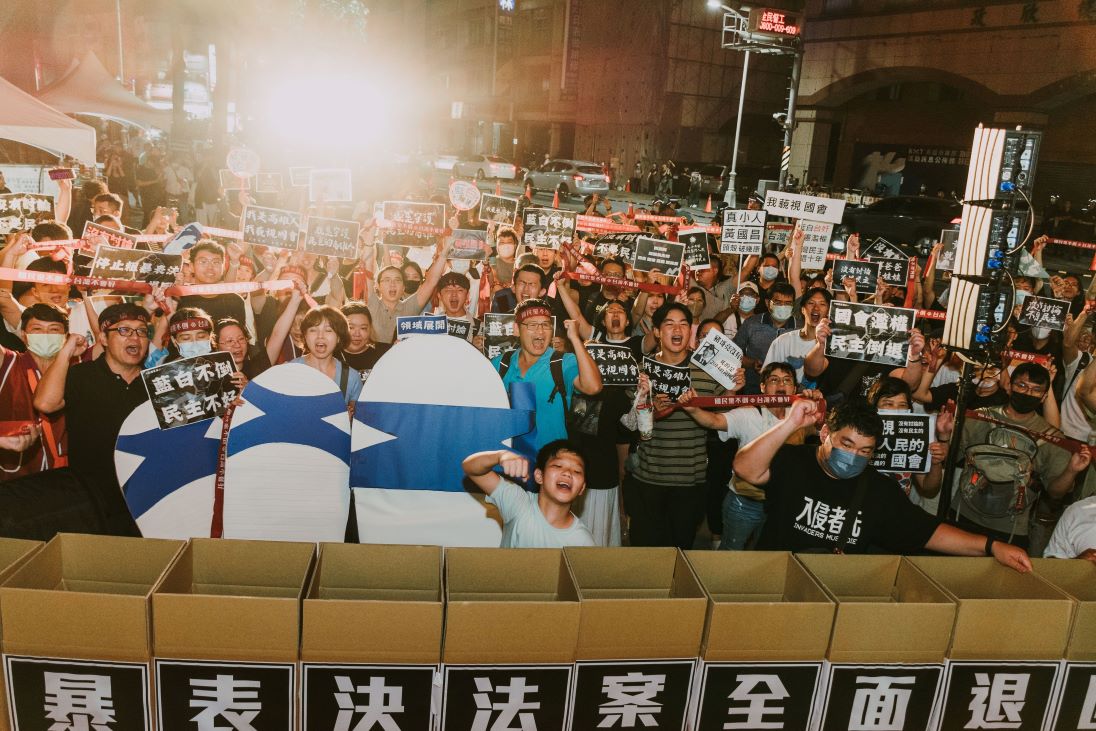 現場群眾舉標語和平表達訴求。 圖：台灣基進/提供