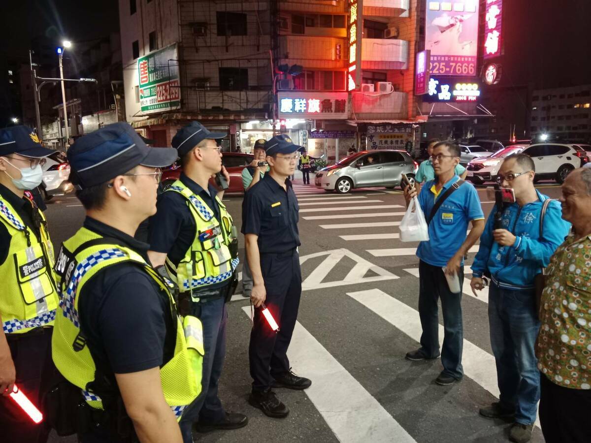 徐尚賢(右二)一行人與警方對峙。 圖：孫家銘／攝