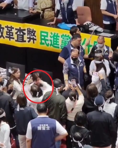林淑芬右勾拳打臉 麥玉珍手腳反擊 落淚奔台大醫院驗傷