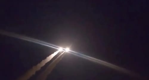 黎巴嫩真主黨對以色列的火箭彈攻擊照亮夜空。 圖 : 翻攝自央視