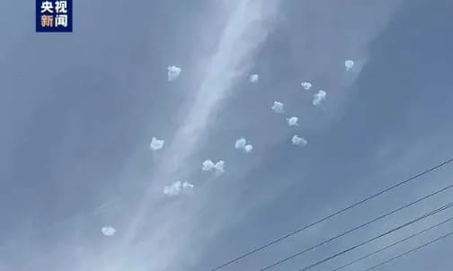 以軍高空砲火攔截來自黎巴嫩真主黨的無人機空襲。 圖 : 翻攝自央視