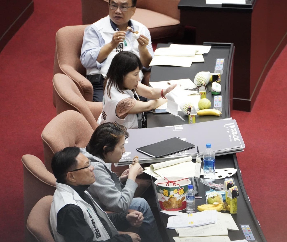 民眾黨立委在議場內吃炸雞畫面。 圖：翻攝自黃捷臉書
