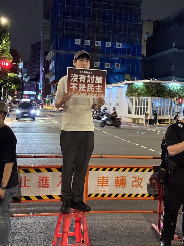 30歲年輕人賢一在10年前20歲時參加過太陽花學運，10年後為了藍白闖關改革五法，21日一早特地從日本搭機返台急奔青島東路抗議現場，這次要堅持到下周二抗議最終場。 圖:賢一提供