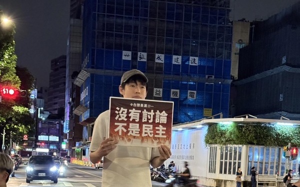 專訪》守護民主—搭飛機也要回台抗爭的年輕人