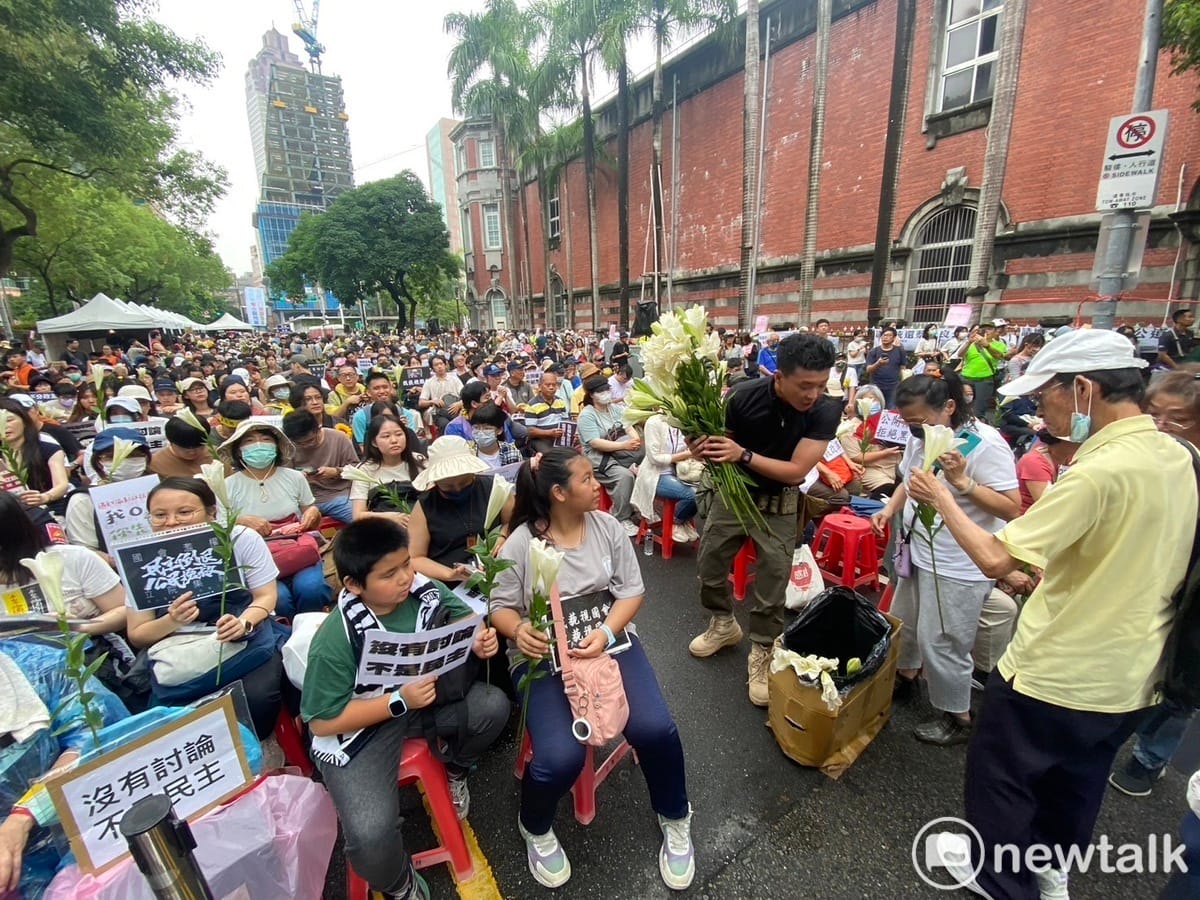 不少民眾不畏風雨堅持到場支援反國會改革黑箱。 圖：林昀真/攝（資料照）