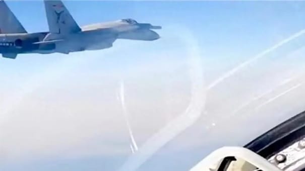 中國《央視軍事》報導稱，有解放軍南部戰區飛行員近日駕駛戰機執行任務時，遭到 4 架外國軍機「挑釁」，然而包含時間、具體地點、外國是哪一國以及究竟遭遇哪一種軍機等資訊，通通沒有對外公布。圖為解放軍軍機與外國軍機對峙想像圖。 圖：翻攝自 兵器展望