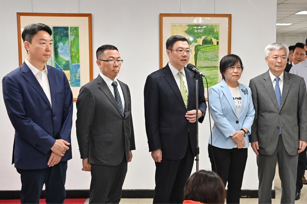行政院長卓榮泰今（24）天上午和內政部長劉世芳視察「165反詐騙諮詢專線」前受訪。 圖：行政院提供