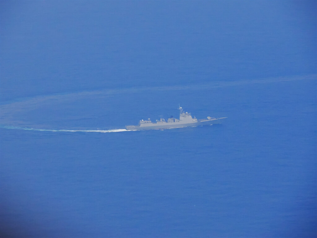 中共23日發動對台軍演，國防部24日發布所拍攝到中共海軍旅洋3型飛彈驅逐艦的照片。 圖：國防部提供