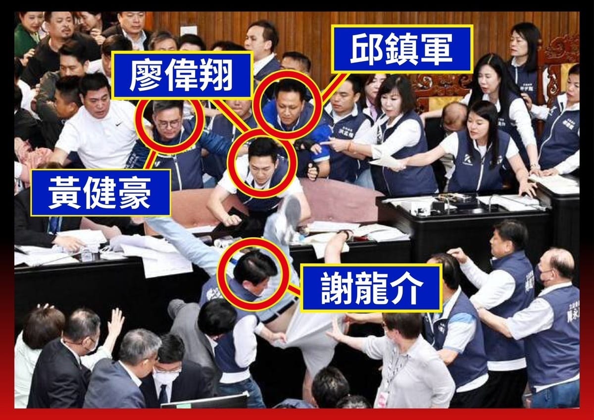 517國會衝突中，邱志偉遭多名藍委推下主席台釀受傷，正式提告殺人未遂。 圖：立法委員邱志偉辦公室提供