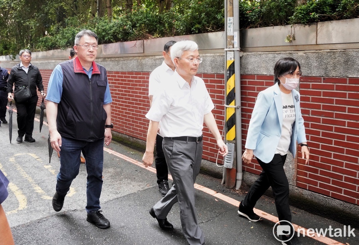 內政部長劉世芳與新任警政署長張榮興應行政院長卓榮泰要求，視察立院週遭維安狀況。 圖：張良一/攝