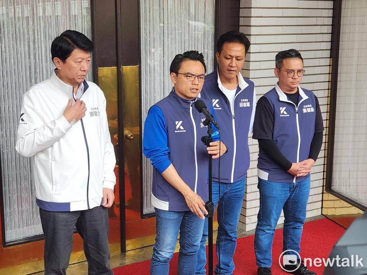 國民黨團書記長洪孟楷（左二）說明立法院今天的議事攻防情況。 圖：黃建豪/攝