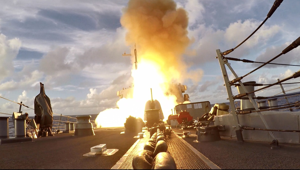 圖為美日2022年「勇敢之盾」軍演，美軍「班福德號(DDG-65)」發射標準6型防空飛彈。 圖：翻攝「X」@US7thFleet