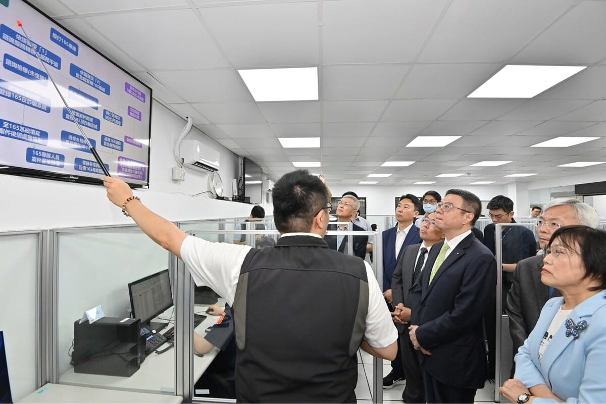 行政院長卓榮泰今（24）天和內政部長劉世芳視察「165反詐騙諮詢專線」。 圖：行政院提供