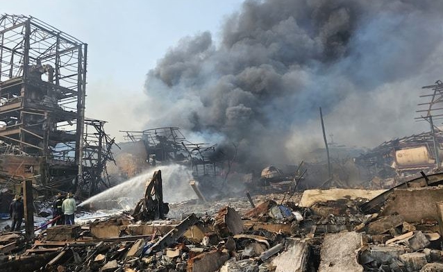 印度孟買附近的一家化工廠23日發生鍋爐爆炸，目前已造成 11 人死亡。化工廠被炸成一片廢墟。 圖 : 翻攝自央視新聞