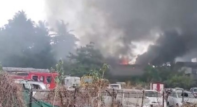 印度孟買附近的一家化工廠23日發生鍋爐爆炸，目前已造成 11 人死亡，現場冒出大量濃煙。 圖 : 翻攝自央視新聞