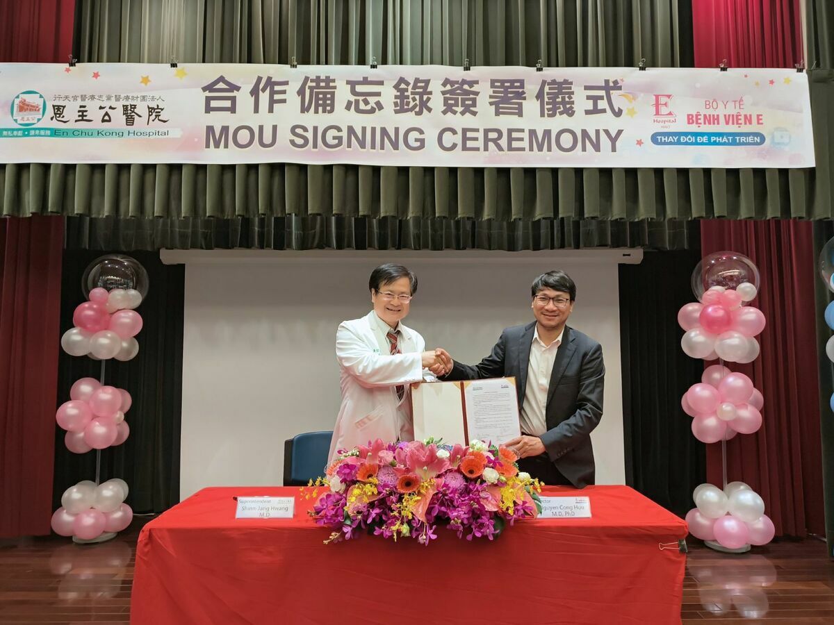 恩主公醫院黃信彰院長和越南E醫院院長Nguyen Cong Huu共同簽署合作備忘錄。 圖：恩主公醫院／提供