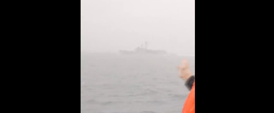 中國《央視新聞》記者跟隨解放軍南通艦參加演習時，發現中華民國國軍的鄭和艦在大約 0.6 海里處緊盯南通艦。 圖：擷取自 央視軍事