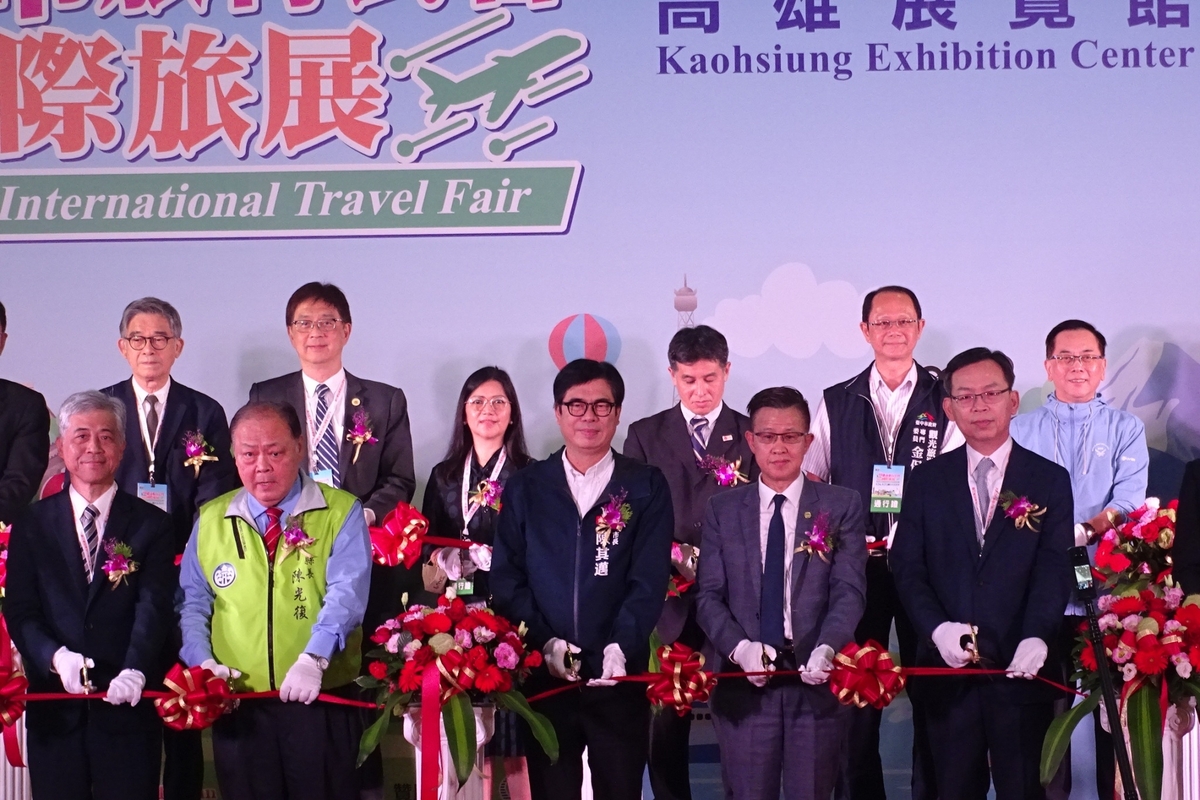 陳其邁(前排中)、陳光復(前排左二)、蔡宗佑(前排右二)為2024高雄旅行公會國際旅展。 圖：高雄市旅行公會/提供