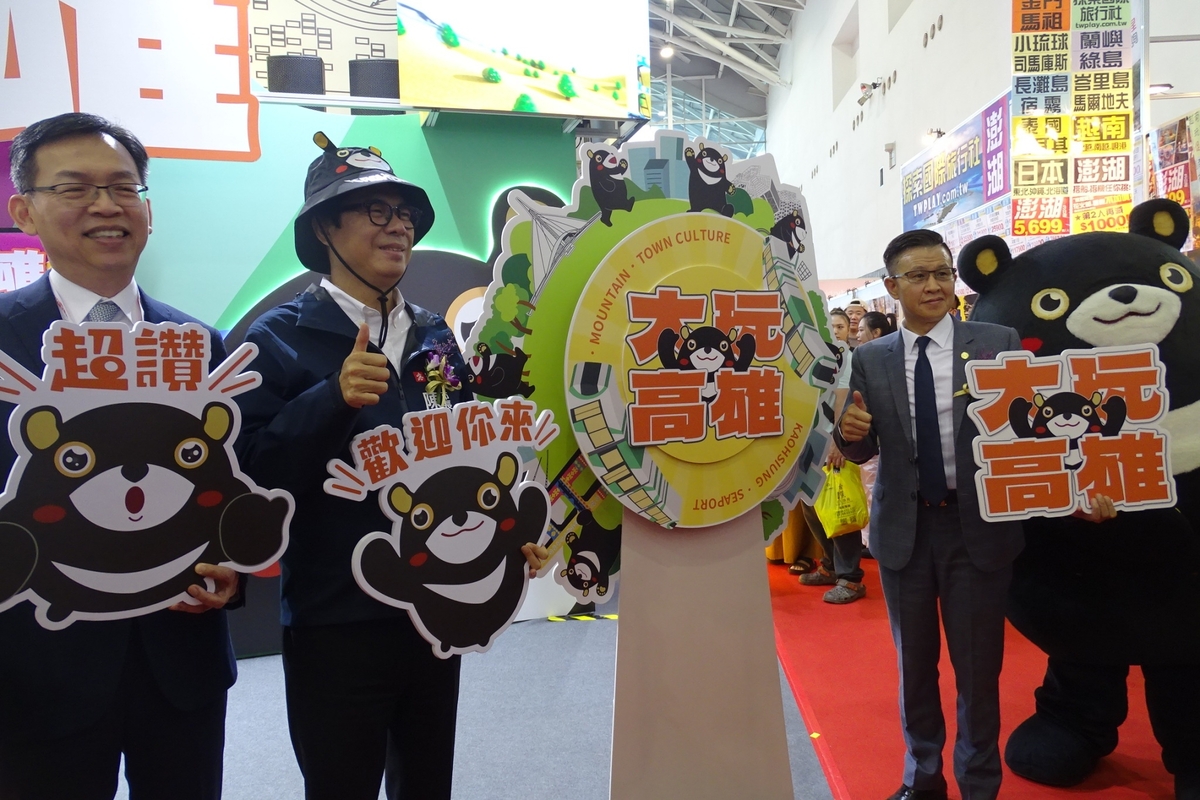 陳其邁(左二)為自家攤位宣傳。 圖：高雄市旅行公會/提供