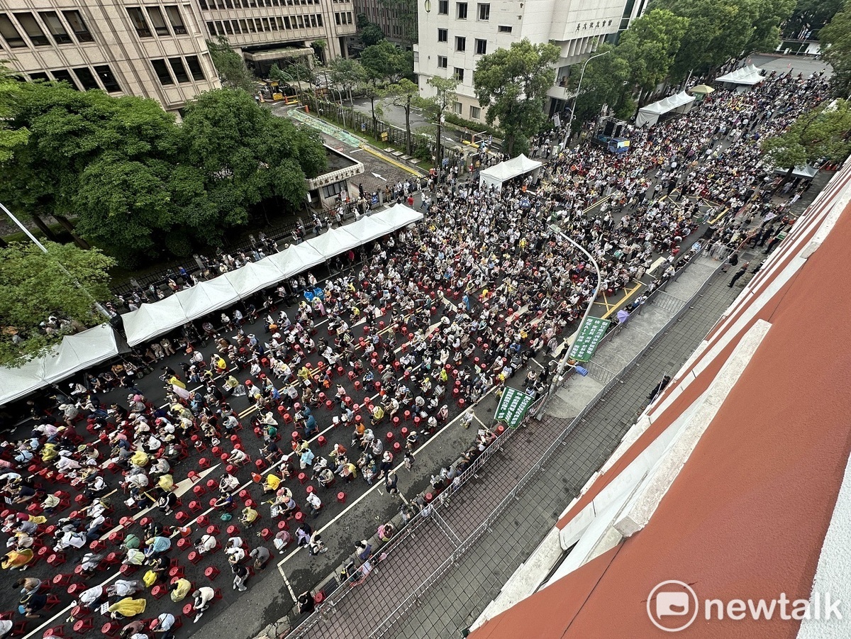 抗議民眾已從青島東路外溢到濟南路。 圖：張良一/攝