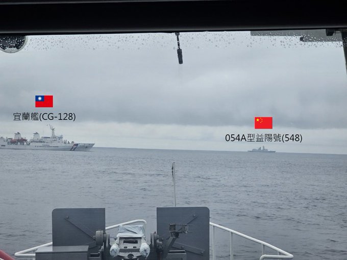 中國海軍軍艦在昨日( 23 日)的演習中與台灣海警隊船隻進行對峙。 圖：翻攝自 @GlobalPressCorp X 帳號