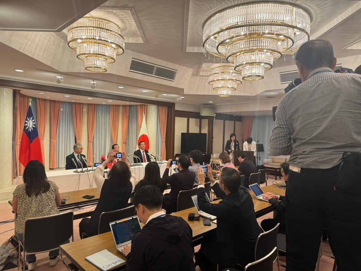 現場共有 16 家媒體 23 記者到場，可見此事引起廣泛關注。 圖 : 翻攝自謝長廷臉書