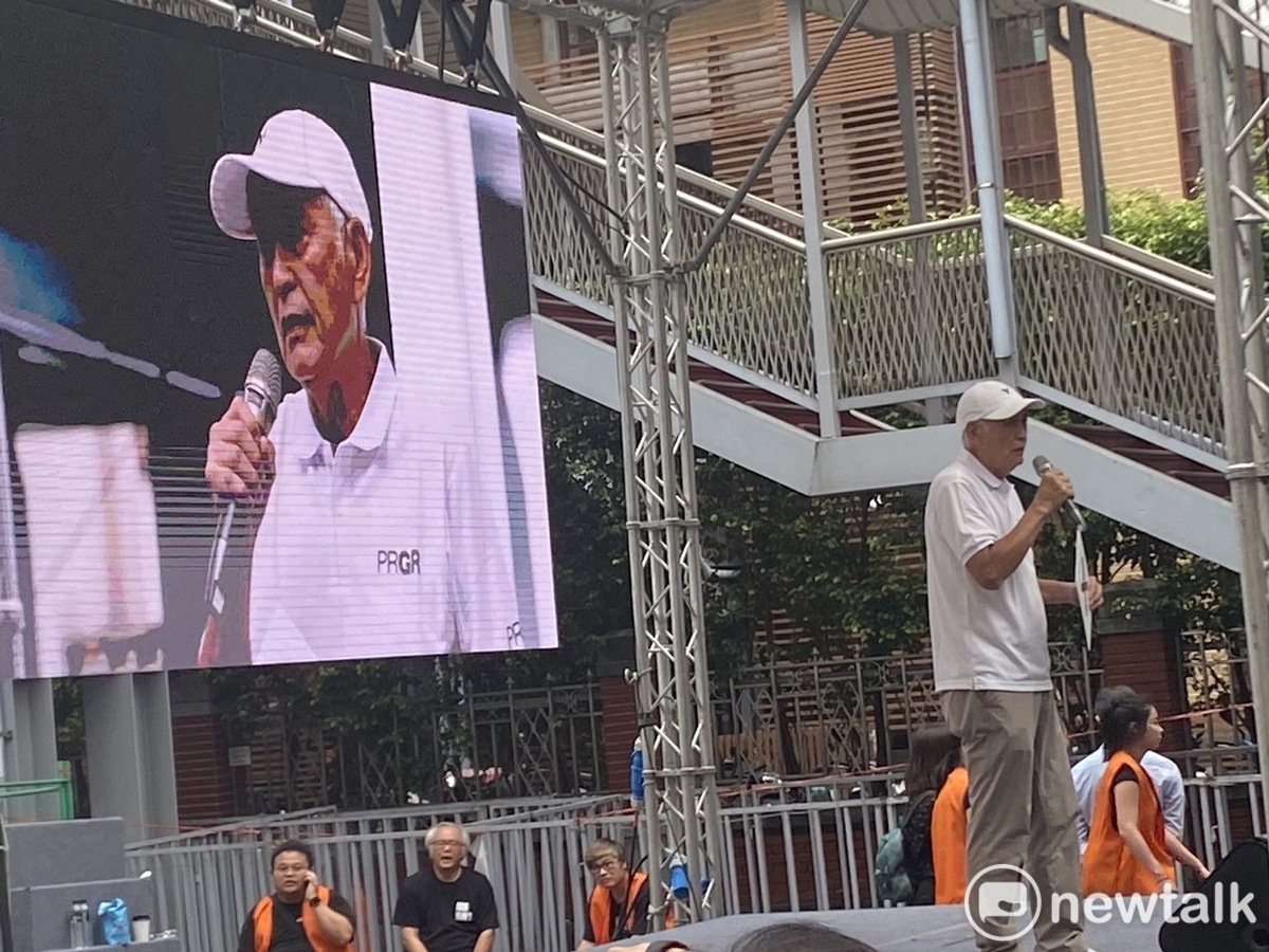 導演柯一正5/24現身青島東路現場聲援抗議群眾。 圖：林昀真/攝