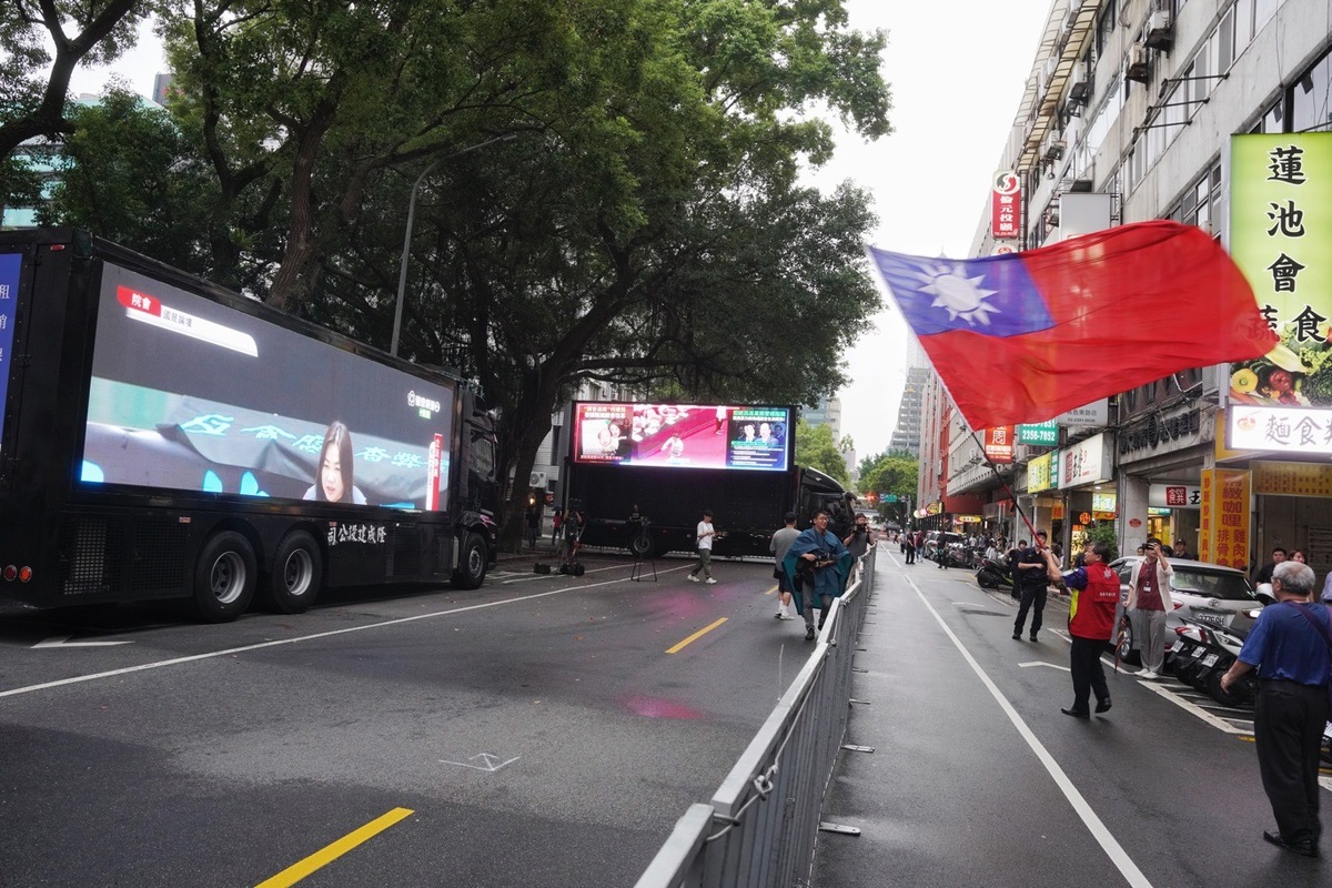 藍營在青島東路另一側的活動，截至下午6點仍未見民眾參與。 圖:張良一攝