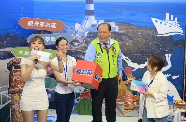 陳光復(右二)在「漫遊澎湖」館進行摸彩活動。 圖：澎湖縣政府/提供
