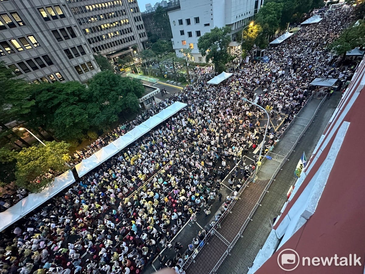 晚間6時，主辦單位宣稱現場已有5萬民眾。 圖：張良一/攝