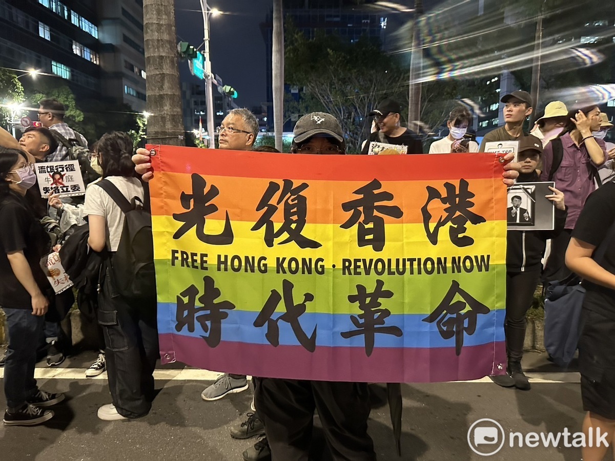 5/24晚間不少民眾下班後趕到立院周邊加入抗議行列。 圖：朱蒲青/攝