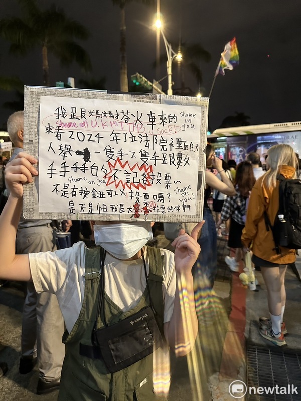 5/24晚間不少民眾下班、放學後，趕到立院周邊加入抗議行列。 圖：朱蒲青/攝