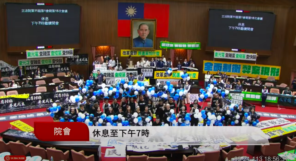 民進黨立院黨團手舉藍白黑氣球進入議場高呼口號。 圖：翻攝自國會頻道