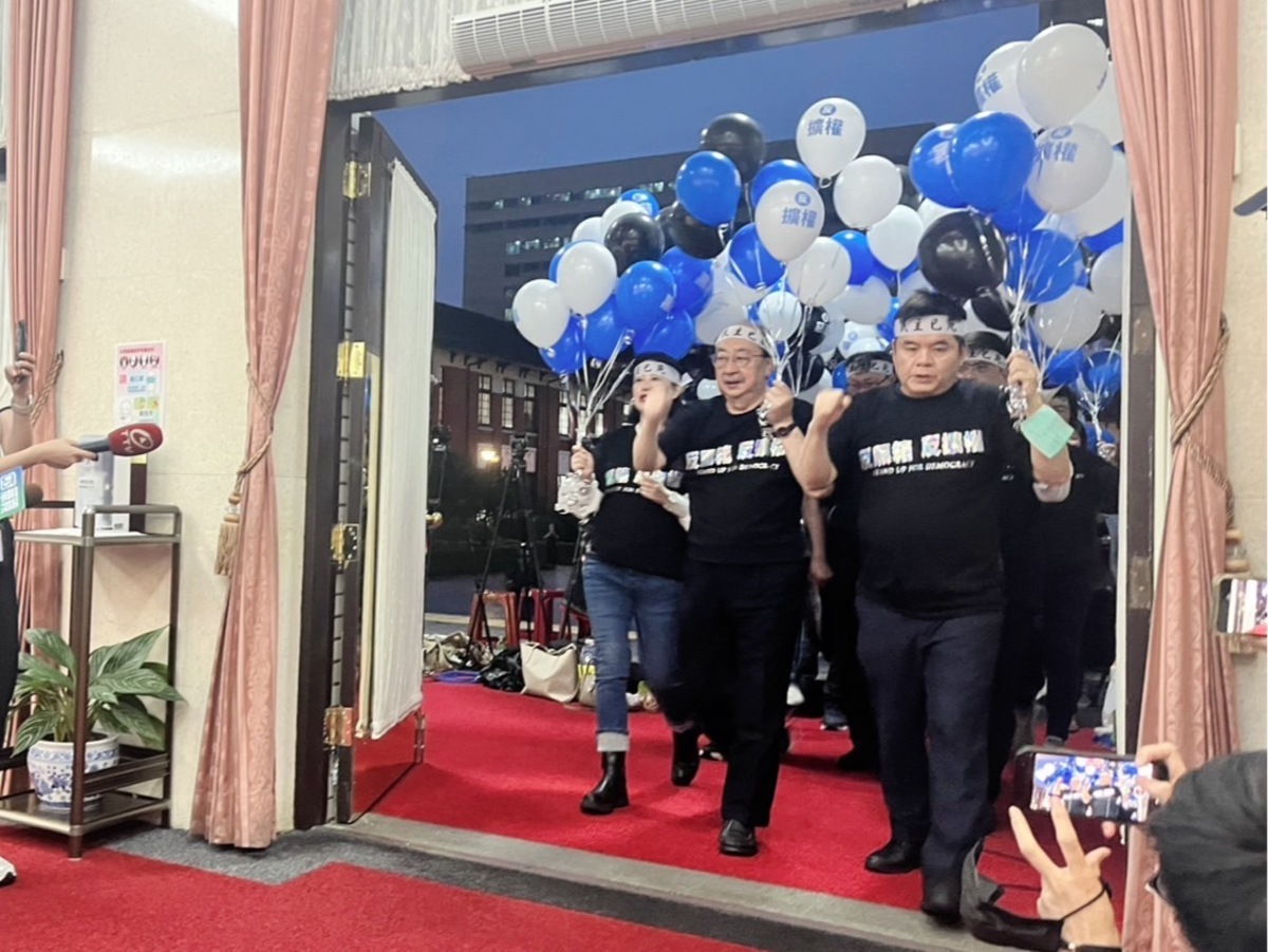 民進黨團總召柯建銘（右二）喊話，下週二，5月28日就是立法院職權行使法修法最關鍵的一天。 圖：金大鈞/攝（資料照）