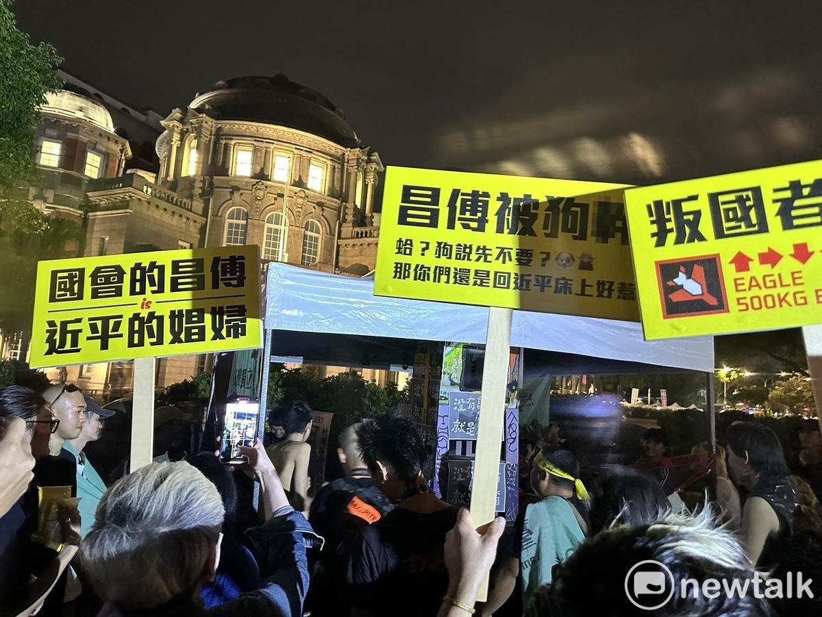 反對國會擴權，5月24日青島東路，抗議民眾手持抗議民眾立委黃國昌、國民黨立委傅崐箕標語。 圖：朱蒲青攝