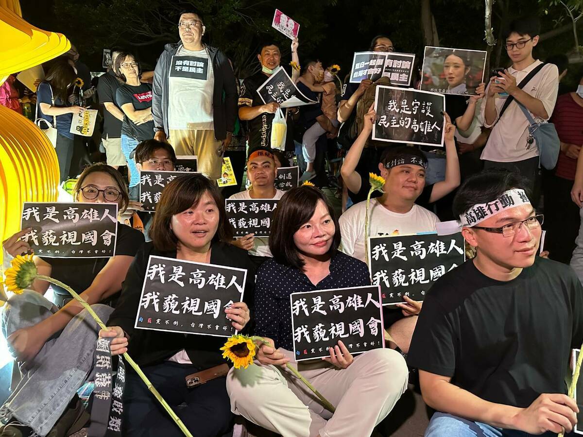 陳慧文(前排左)、林智鴻(前排右)、湯詠瑜(前排中)到場聲援民眾。 圖：陳慧文服務處/提供