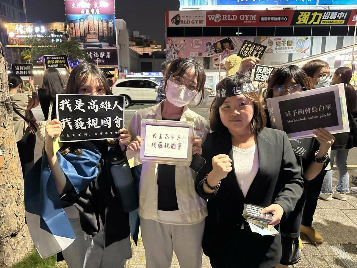 陳慧文(前排右)到場聲援，呼籲「反對黑箱立法，拒絕國會無限擴權！」 圖：陳慧文服務處/提供