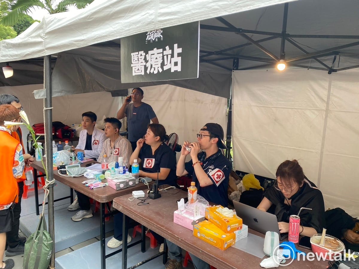 醫界自發性號召同業到立院抗議現場提供醫護服務。 圖：林昀真/攝