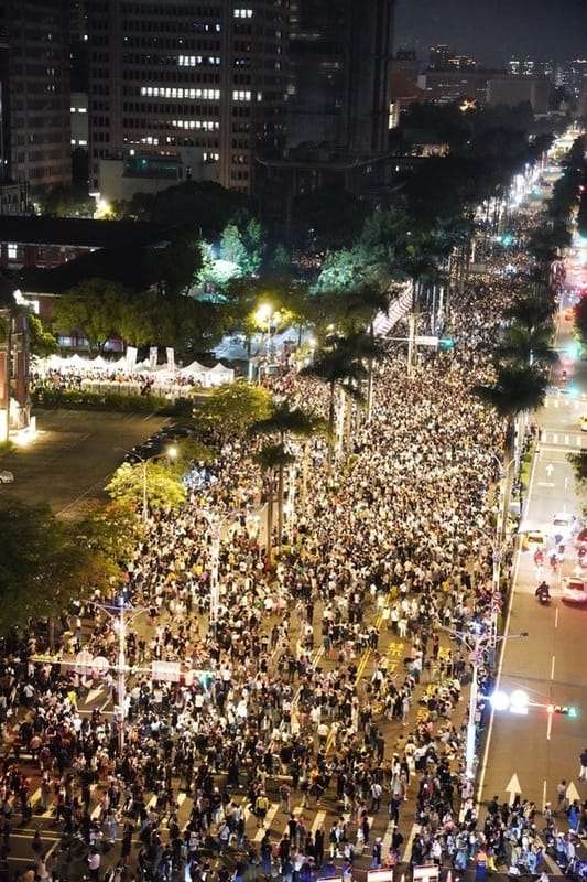 5/24晚間8點，中山南路快車道已擠爆抗議民眾，人潮從監察院滿到教育部門口。 圖：張良一/攝