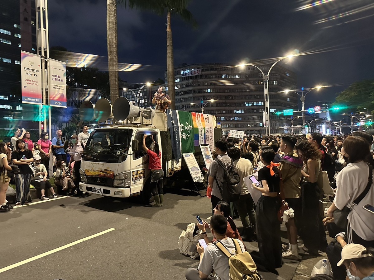反對國會擴權，5月24日青島東路，大學生社團陸續上宣傳車宣講表達抗議。 圖：朱蒲青攝